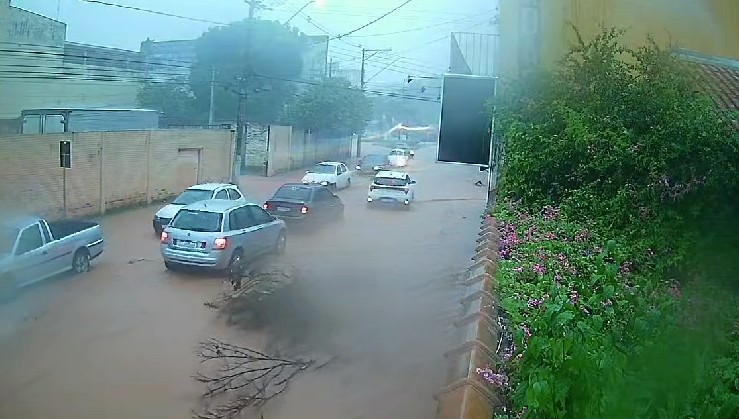 VÍDEO mostra rua de Aparecida (SP) alagada em poucos minutos durante temporal