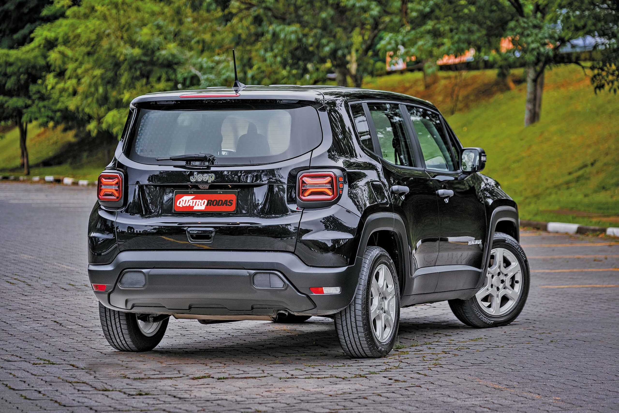 Jeep Renegade terá novo visual e sistema MHEV de 48V em 2026