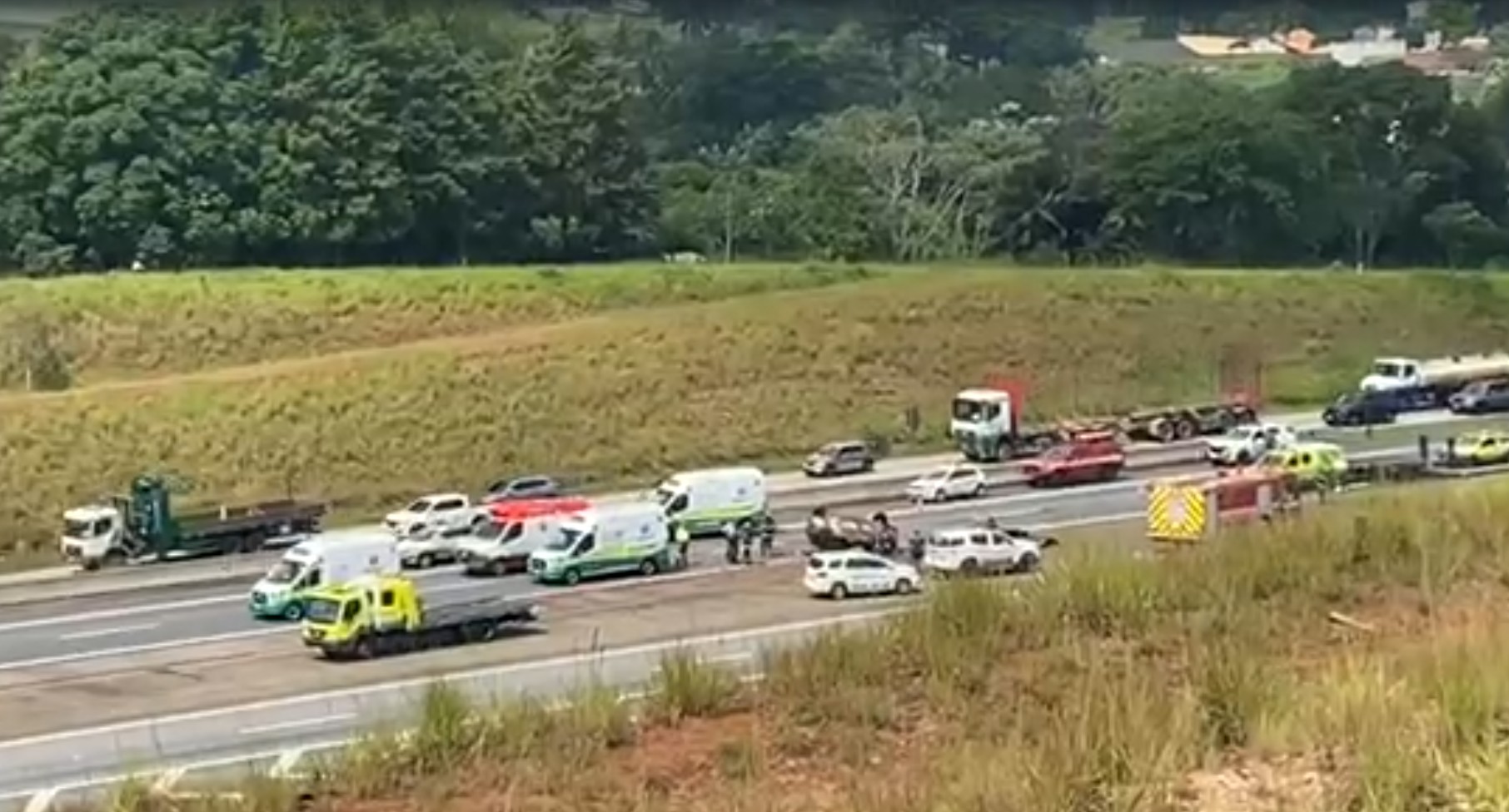 Acidente deixa três feridos e bloqueia pista na rodovia Carvalho Pinto, em Caçapava