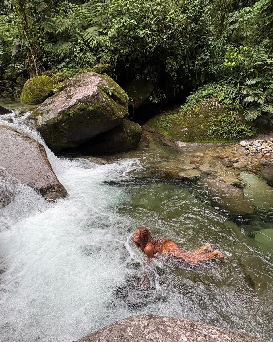 Cris Vianna renova energia com banho de cachoeira