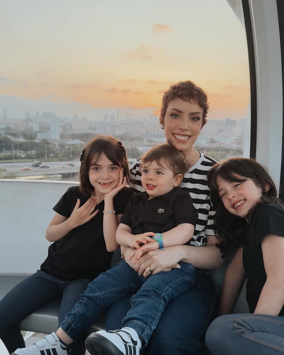 “Como eu sonhei em voltar a fazer programas em família”, diz Fabiana Justus ao posar com od filhos