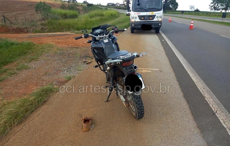 Acidente entre moto e caminhão deixa um morto na SP-127 em Capão Bonito