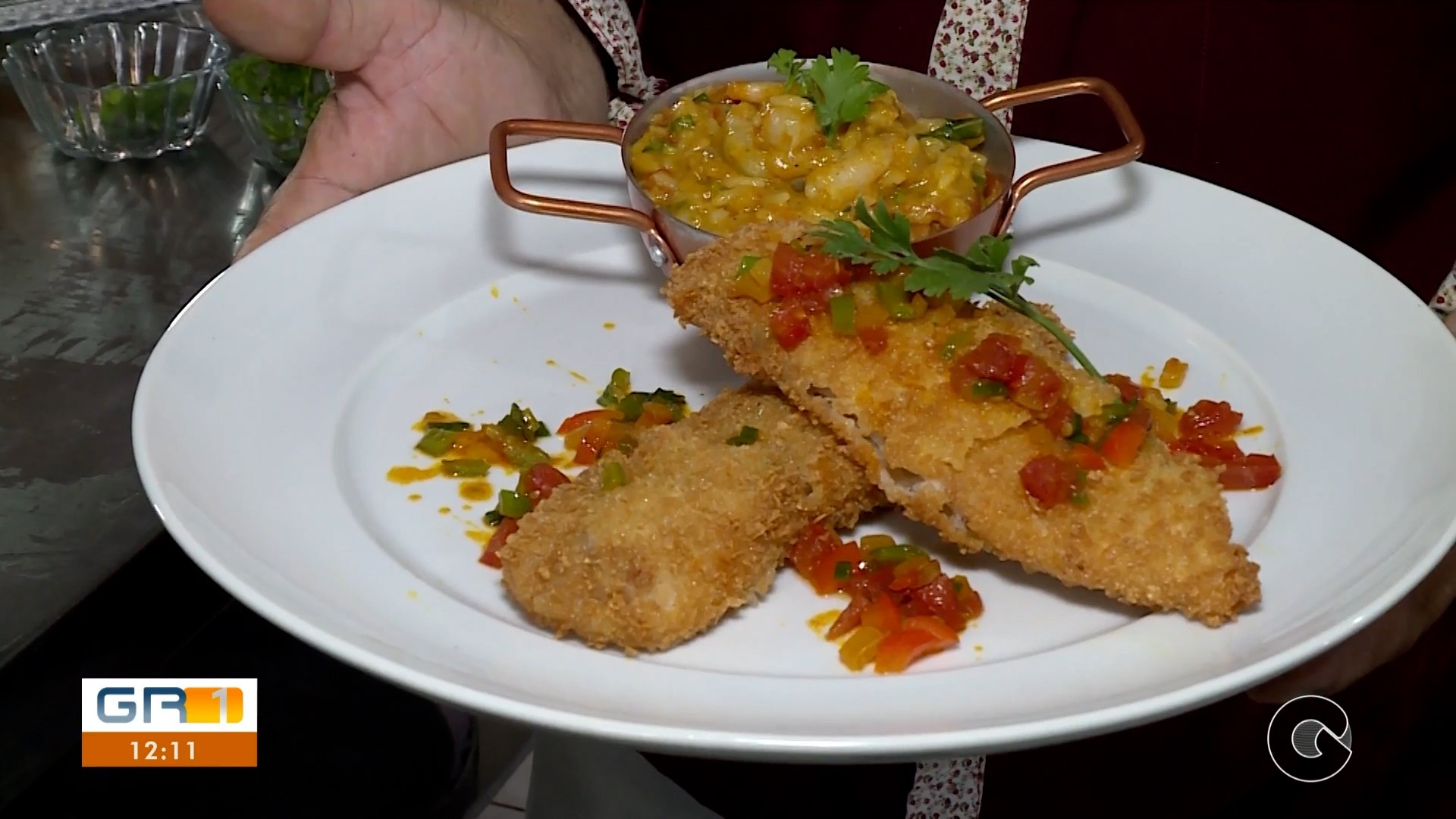 Chef de cozinha ensina receita deliciosa de peixe com arroz de vatapá