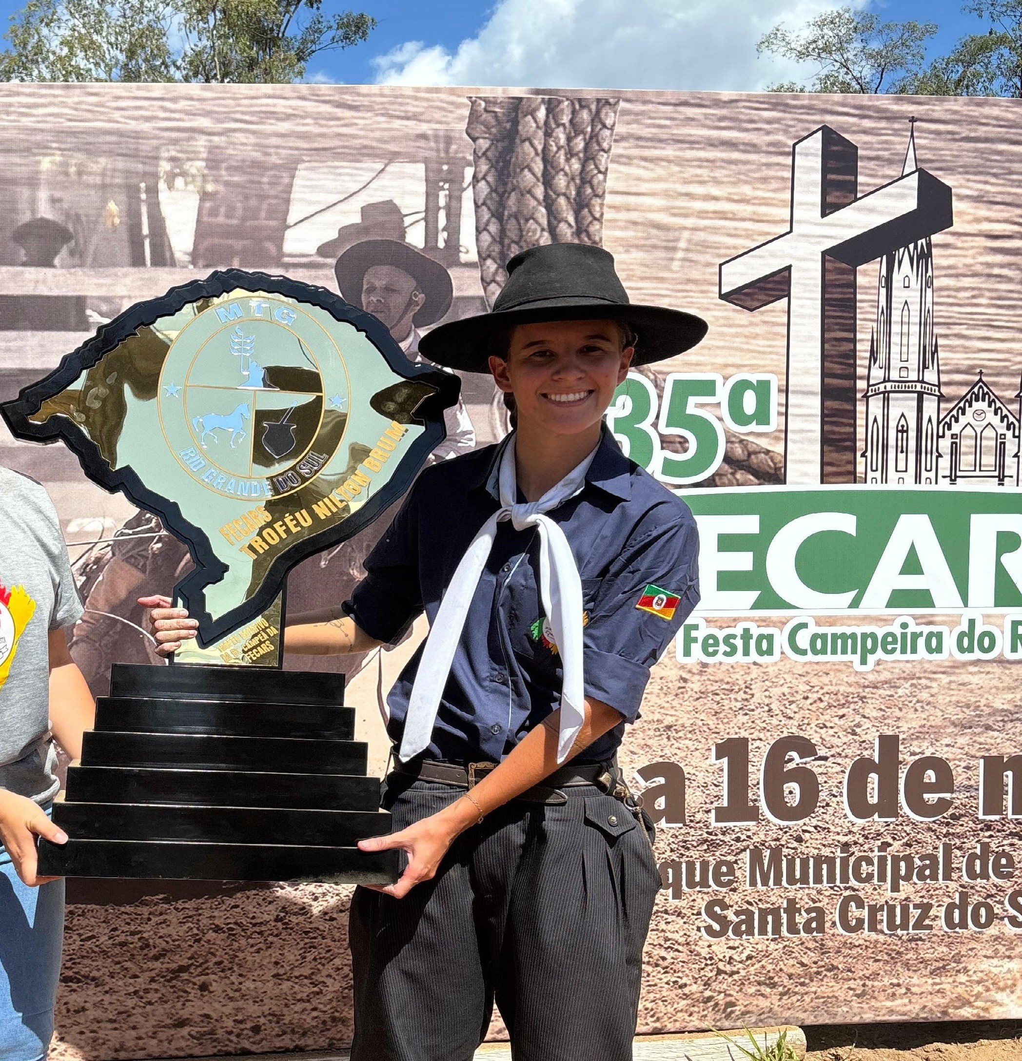 Única mulher em grupo de 10 laçadores, prenda define vitória de seleção na Festa Campeira do RS