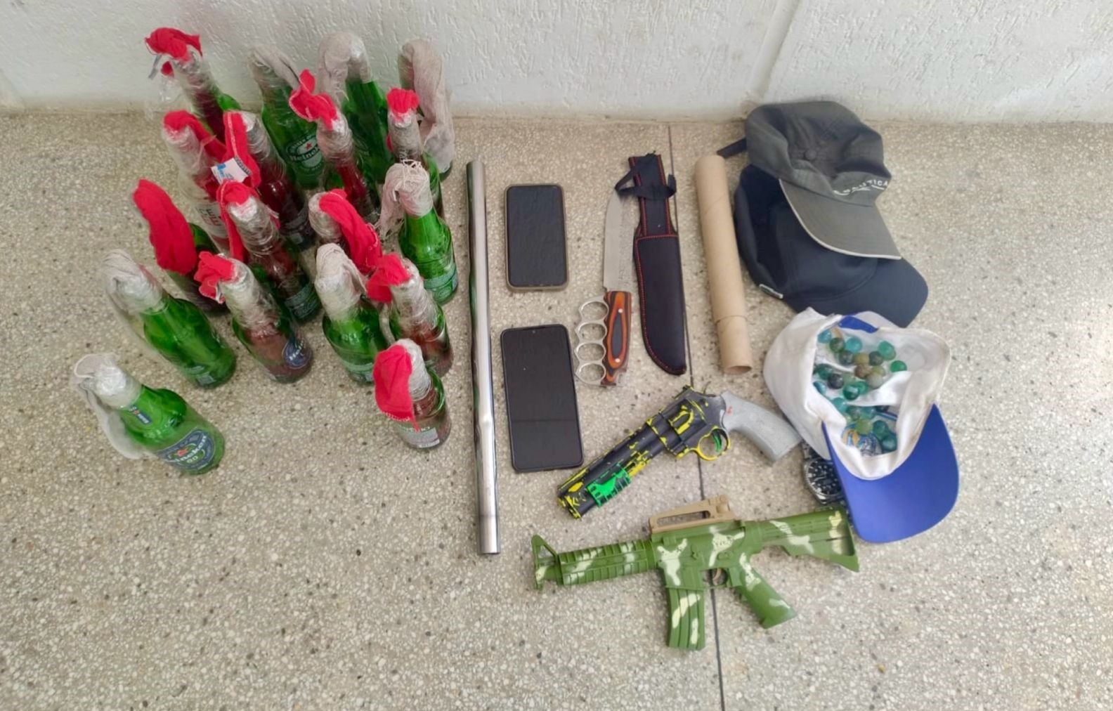 Grupo de torcedores é detido com coquetéis molotov e armas falsas horas antes do Ba-Vi em Salvador