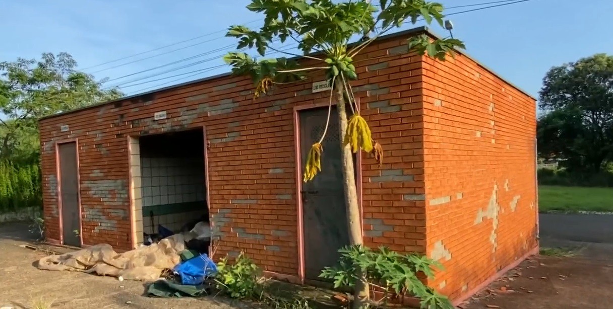 Desativado há mais de 1 ano, campus da Unimep em Piracicaba acumula lixo, mato alto e abandono preocupa moradores