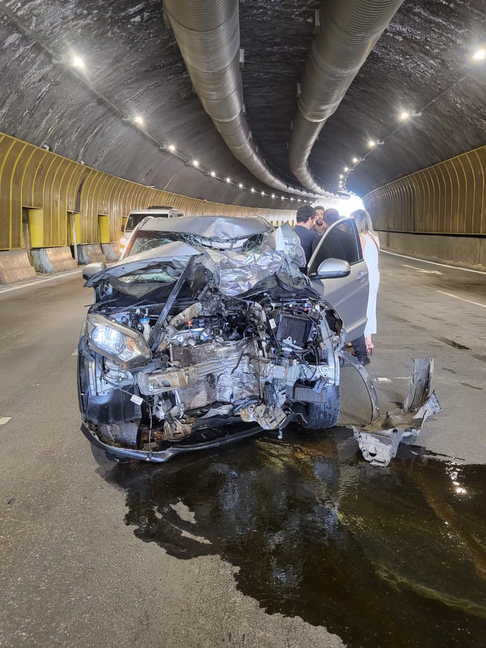 Imagens mostram momento em que motociclista colide de frente com carro e morre; VÍDEO