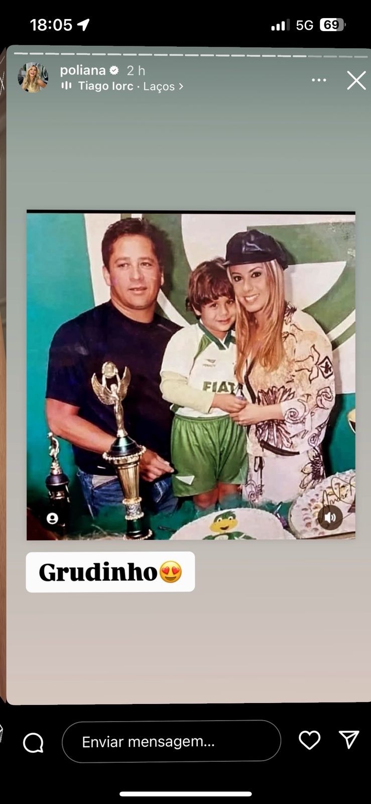 Poliana Rocha resgata foto com Leonardo e Zé Felipe: “Grudinho”