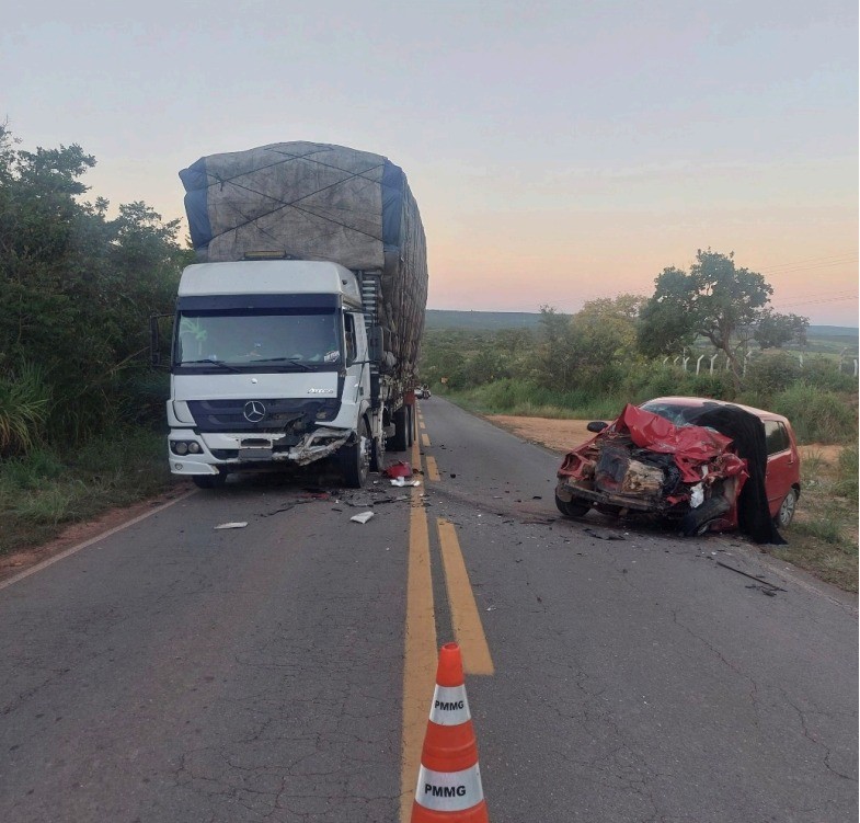 Acidente entre caminhão carregado de carvão e carro deixa motorista morto na MG-404, em Taiobeiras