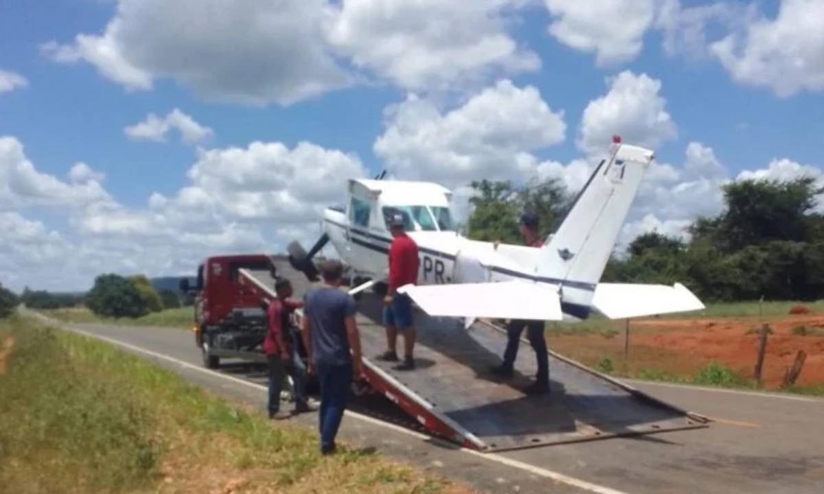 Avião faz pouso forçado em trecho de rodovia na Bahia