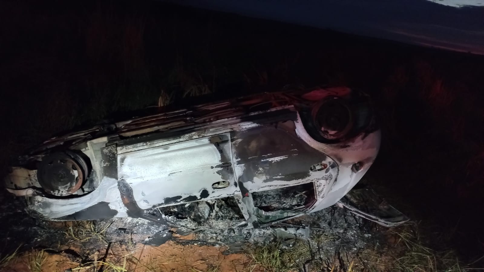 Motorista morre carbonizado após carro capotar e pegar fogo na zona rural de Arco-Íris