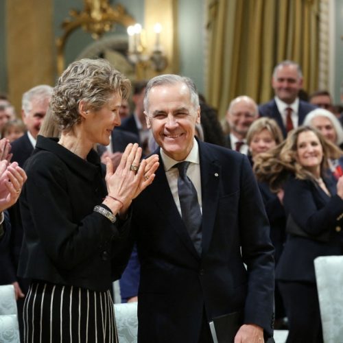 Mark Carney chama ideia de Trump de anexar Canadá aos EUA de ‘loucura’ ao tomar posse como primeiro-ministro