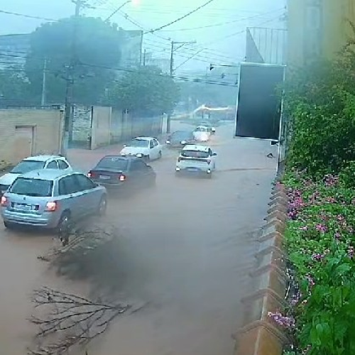 VÍDEO mostra rua de Aparecida (SP) alagada em poucos minutos durante temporal