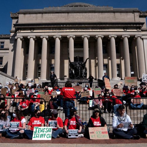 Universidade de Columbia cede a demandas de Trump após ter parte de seu investimento cortado por alegações de antissemitismo