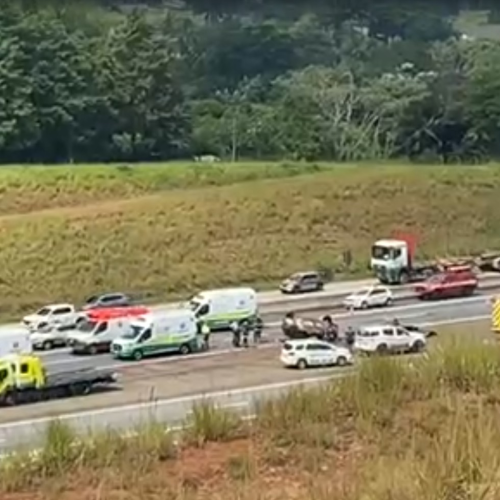 Acidente deixa três feridos e bloqueia pista na rodovia Carvalho Pinto, em Caçapava