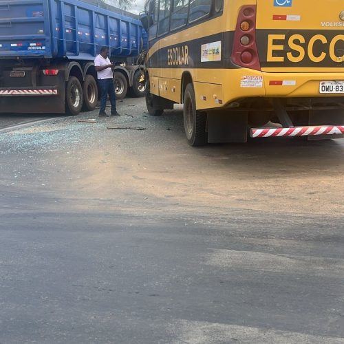 VÍDEO: carreta bate em ônibus escolar e deixa 3 crianças feridas em MG