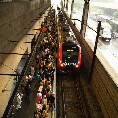 Adolescente de 16 anos é atropelado por trem e morre após pular muro da CPTM para pegar bola em SP