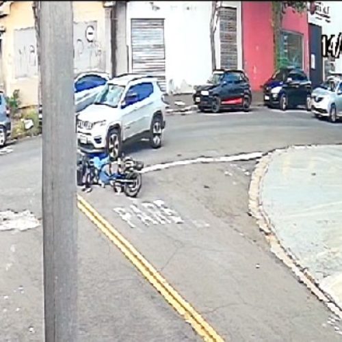 VÍDEO: câmera flagra acidente entre carro e moto em Limeira