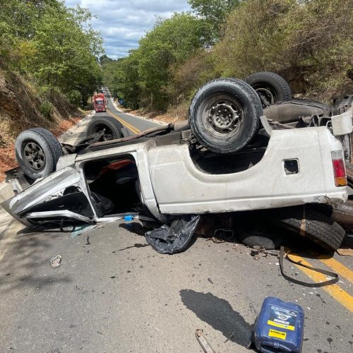 Caminhonete capota e passageiro é lançado para fora do veículo na BR-367, entre Araçuaí e Itinga