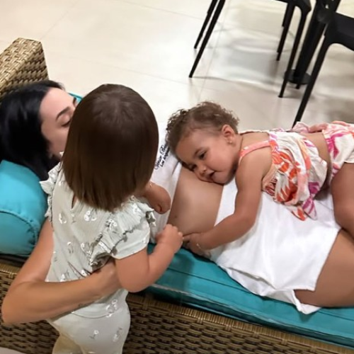 Bruna Biancardi exibe momento fofo com Mavie e afilhada com sua barriga da segunda gravidez