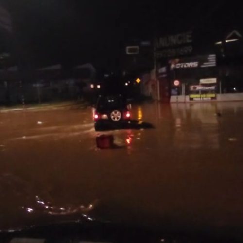 Chuva intensa acompanhada de fortes ventos alaga ruas, causa queda de árvores e de energia em Bauru