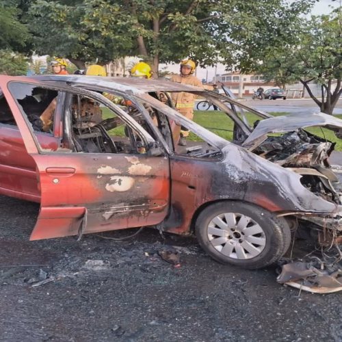 Motorista bêbado bate em carros da PM e causa incêndio no DF