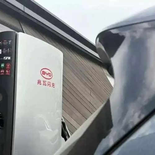 Nova plataforma BYD recarrega carro elétrico mais rápido que encher um tanque