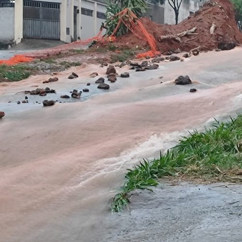 VÍDEO: chuva arranca asfalto feito há menos de 30 dias em Divinópolis