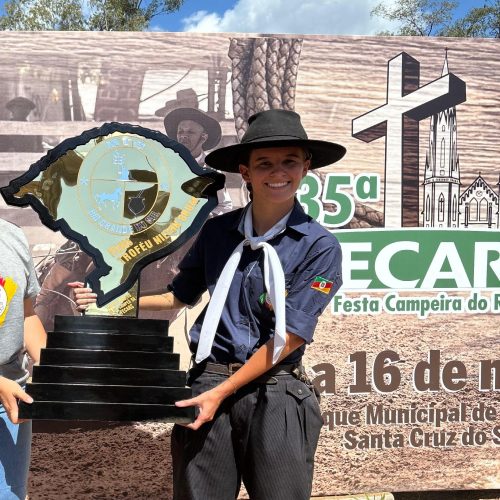 Única mulher em grupo de 10 laçadores, prenda define vitória de seleção na Festa Campeira do RS