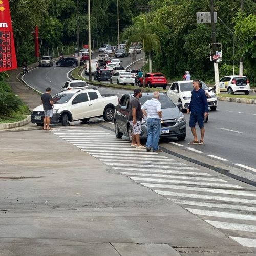 Óleo no asfalto provoca ao menos cinco acidentes na Avenida Jacira Reis, em Manaus