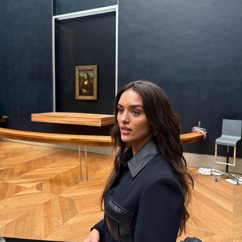 Rafa Kalimann exibe cliques passeio no Museu do Louvre, em Paris