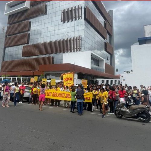 Professores de Feira de Santana paralisam atividades para cobrar pagamento do piso salarial