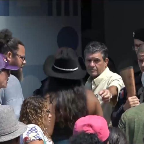 Manifestantes ocupam Prefeitura de Vila Velha, ES, em protesto contra desapropriação