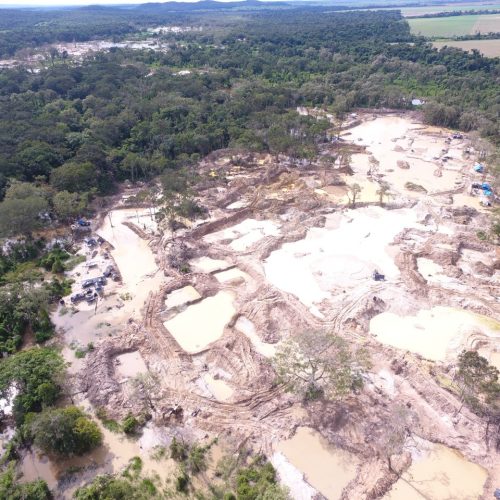 Terra indígena em MT vira pântano após devastação causada por garimpo; PF destrói maquinários em operação