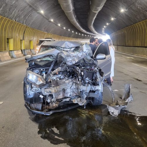 Imagens mostram momento em que motociclista colide de frente com carro e morre; VÍDEO