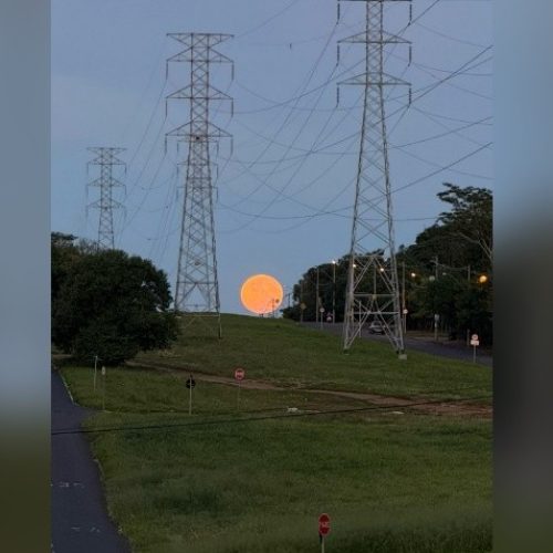 VÍDEO: Moradora de Rio Preto registra Lua ‘gigante’ ao fim do eclipse no início da manhã