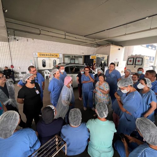 Servidores do IJF paralisam atividades em Fortaleza e fazem manifestação cobrando por melhorias no hospital