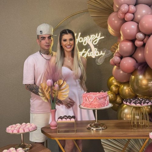 MC Guimê celebra o aniversário da namorada, Fernanda Stroschein