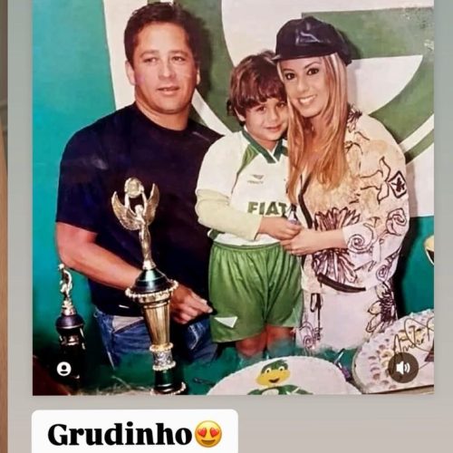 Poliana Rocha resgata foto com Leonardo e Zé Felipe: “Grudinho”