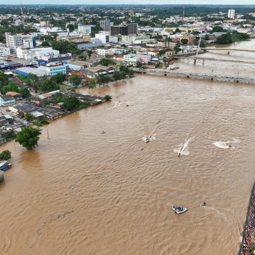 Marinha envia equipes para reforçar fiscalização no Rio Acre durante enchente na capital