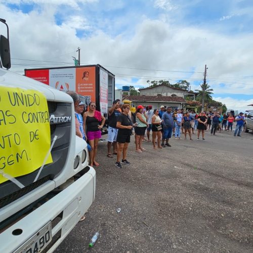 Caminhoneiros paralisam contra aumento de passagens de balsas no porto Camará, em Salvaterra, no PA