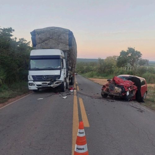 Acidente entre caminhão carregado de carvão e carro deixa motorista morto na MG-404, em Taiobeiras