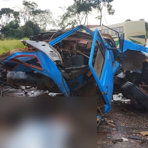 Dois morrem e um fica ferido em acidente entre caminhão e ônibus na BR-146, em Araxá