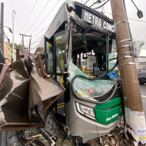 Motorista perde controle da direção e atropela 4 pessoas em ponto de ônibus na Zona Sul de SP