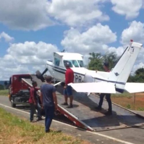 Avião faz pouso forçado em trecho de rodovia na Bahia