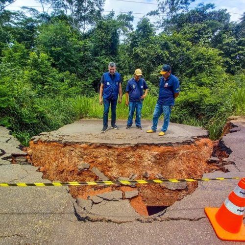 Cratera se abre em trecho da rodovia AC-10 no interior do Acre; Deracre faz reparos na via