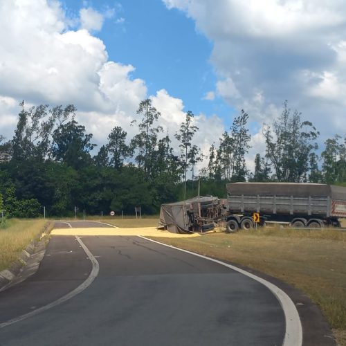 Carreta carregada com 20 toneladas de soja tomba e interdita alça de acesso da SP-127 em Itapetininga