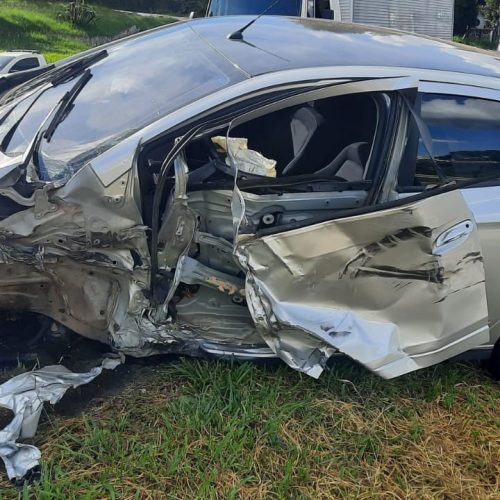 Motorista sai ileso de acidente que destruiu porta do carro dele em rodovia do Paraná