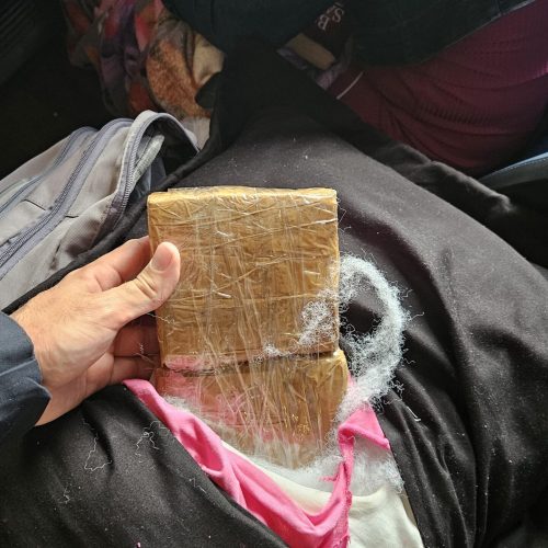 Passageira de ônibus é presa com droga escondida no travesseiro em RO