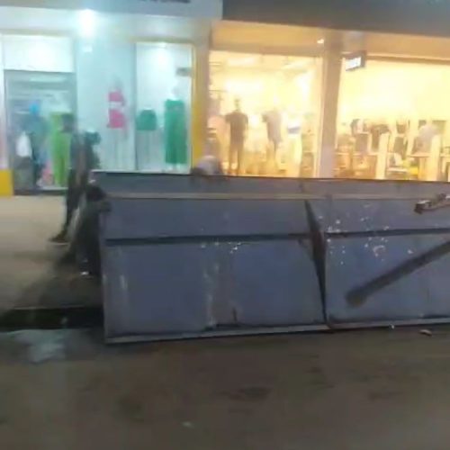 VÍDEO: Estrutura de ponto de ônibus tomba em avenida da região sul de Palmas